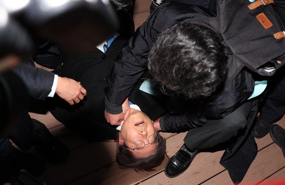 Lee Jae-myung stabbed