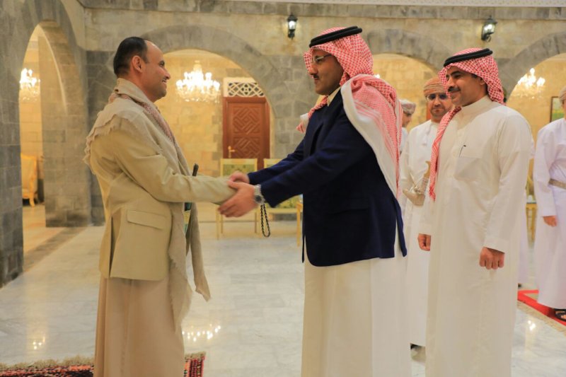 Saudi Arabian and Yemen Politicians shaking hands